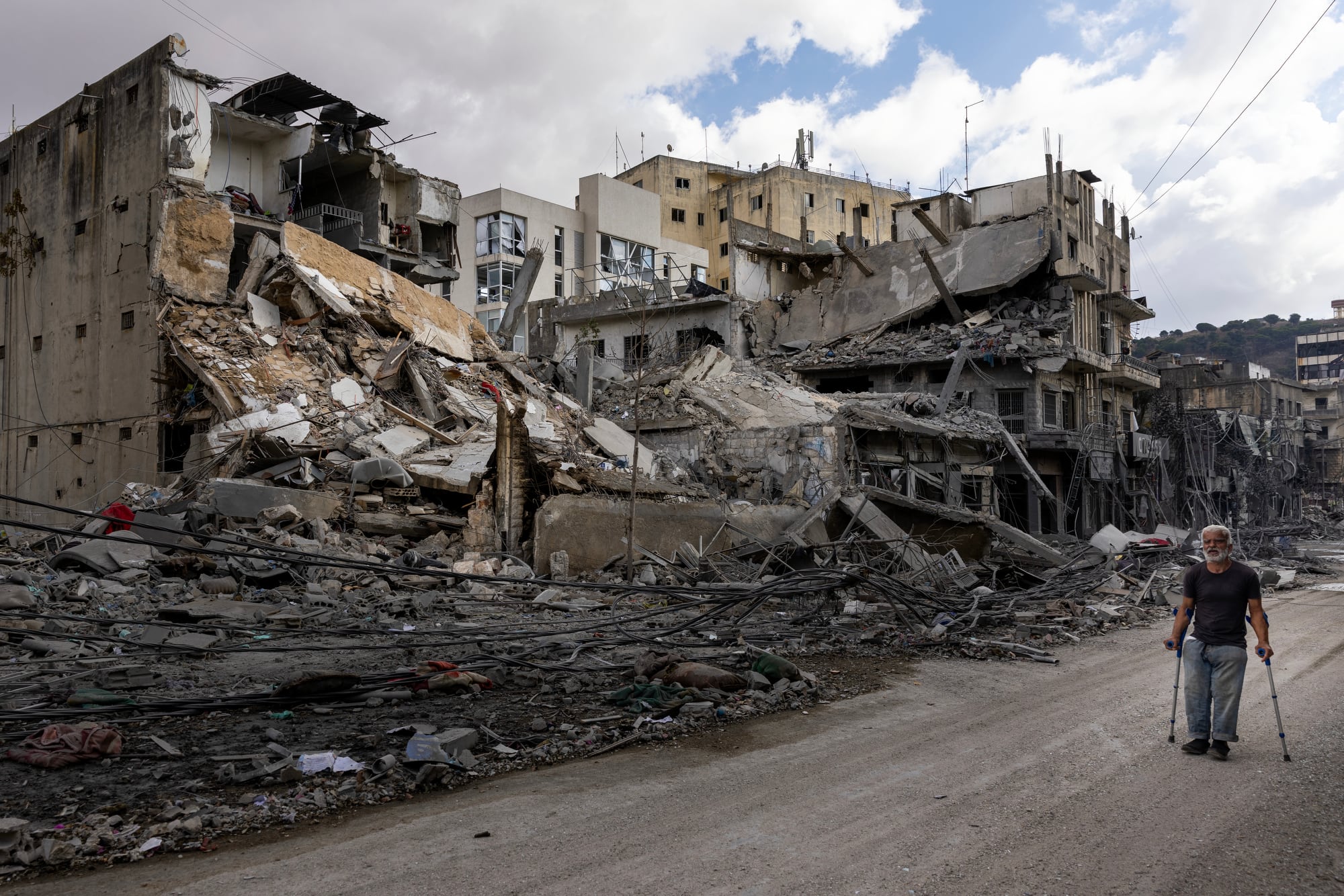 Un vecino de Nabatiye, en el sur de Líbano, frente a un edificio bombardeado por el ejército israelí, este jueves.