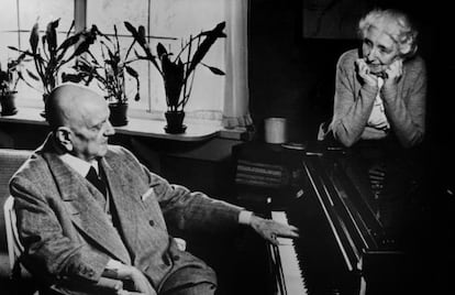 Sibelius escucha la radio en Ainola en 1950.