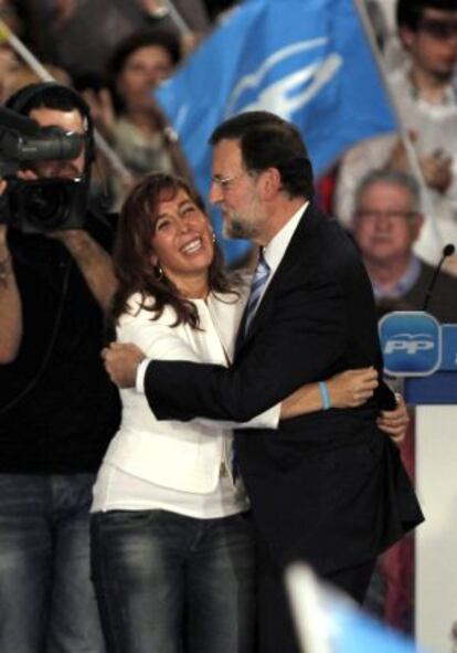 El candidato del PP a la Presidencia del Gobierno, Mariano Rajoy, saluda a la presidenta del PP catalán, Alicia Sánchez-Camacho, durante el mitin de campaña electoral celebrado en L'Hospitalet de Llobregat.