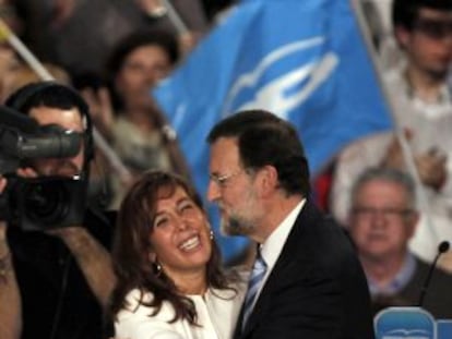 El candidato del PP a la Presidencia del Gobierno, Mariano Rajoy, saluda a la presidenta del PP catalán, Alicia Sánchez-Camacho, durante el mitin de campaña electoral celebrado en L'Hospitalet de Llobregat.