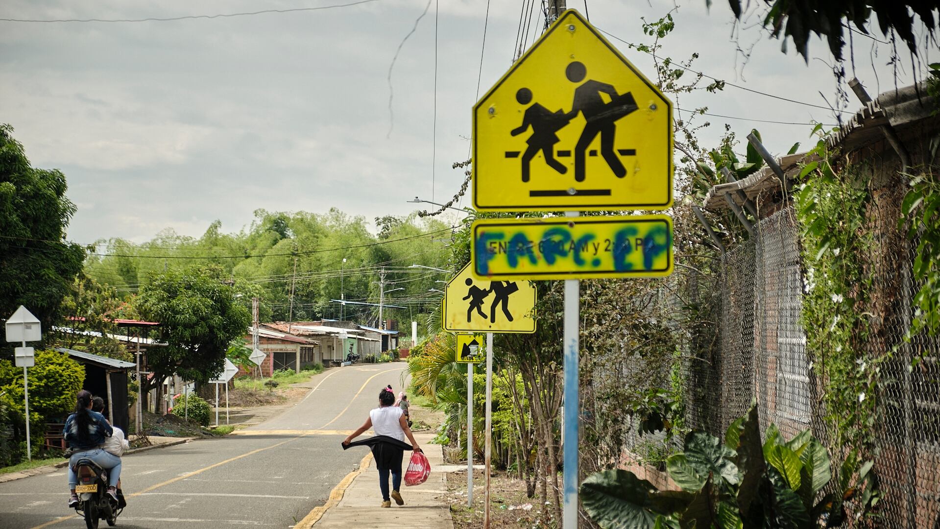 Letrero de paso escolar con un graffiti de las FARC-EP en la carretera El Palo-Corinto.