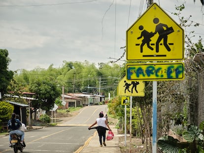 Letrero de paso escolar con un graffiti de las FARC-EP en la carretera El Palo-Corinto.
