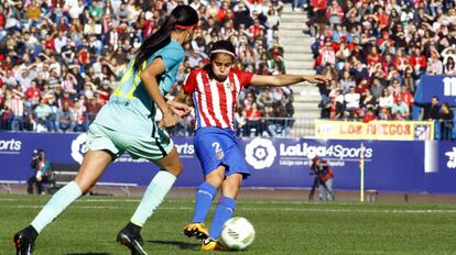 Kenti patea el balón contra el Barcelona