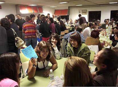 Estudiantes y profesores encerrados en el Lluís Vives, anoche, mientras cenaban en la cafetería del instituto.