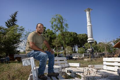 Diego Álves, junto a la torre que construyó él en su parcela.