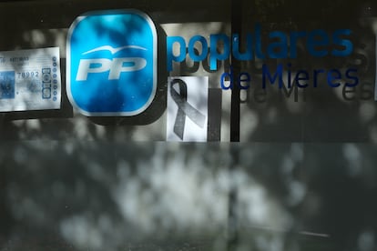 Lazo negro en la entrada de la sede del PP en Mieres.