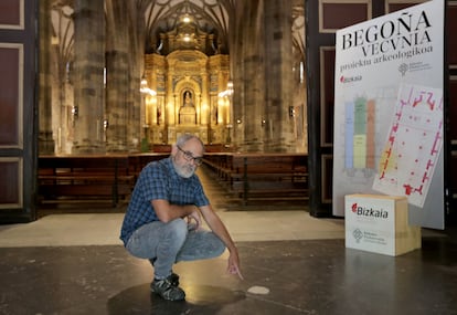 Joseba Barrios, técnico arqueólogo de la Diputación de Bizkaia, señala una de las marcas de los sondeos realizados en la Basílica de Begoña, en Bilbao.