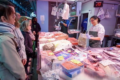 En la imagen, un puesto del mercado central de Zaragoza. EFE