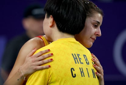 La jugadora china He Bing Jiao abraza a Carolina Marín tras lesionarse.