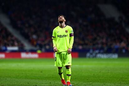 Leo Messi se gesticula tras una jugada.