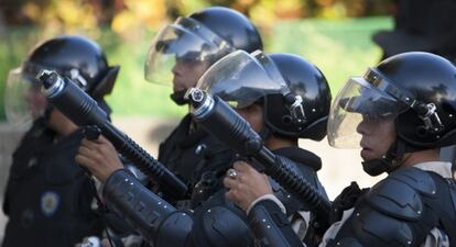 Integrantes de la Guardia Nacional Venezolana frente a un grupo de manifestantes el pasado d&iacute;a 16 de febrero.