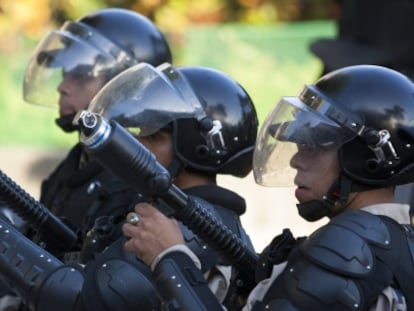 Integrantes da Guarda Nacional Venezulana em frente a um grupo de manifestantes, dia 16 de fevereiro.