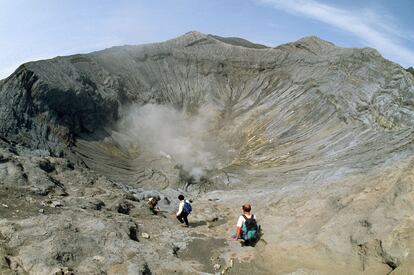 Tres picos volcánicos nacen en la gigantesca caldera de Tengger, en la isla de Java; el más pequeño de ellos, el Gunung Broo (2.392 metros), es el que más visitan los escaladores.