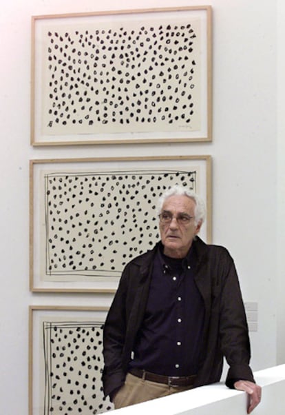 Joan Hernández Pijuan, ante su obra <i>Sin título 91</i> (1996), en la retrospectiva que le dedicó el Macba en enero de 2003.