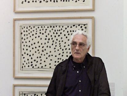 Joan Hernández Pijuan, ante su obra <i>Sin título 91</i> (1996), en la retrospectiva que le dedicó el Macba en enero de 2003.