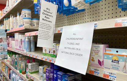 Un aviso del racionamiento de dos antipiréticos para niños, el 18 de diciembre en una farmacia de Greenlawn (Nueva York).