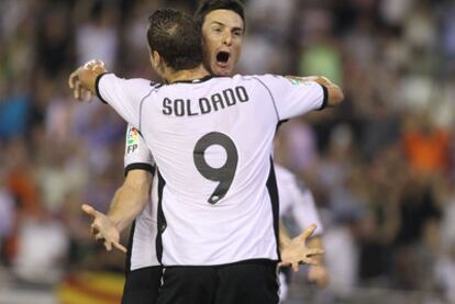 Aduriz, autor del primer gol del Valencia, lo festeja con Soldado.