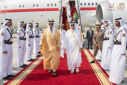 Una delegación de altos funcionarios cataríes recibe al vicepresidente de los Emiratos Árabes Unidos en Doha