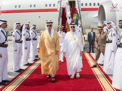 Una delegación de altos funcionarios cataríes recibe al vicepresidente de los Emiratos Árabes Unidos en Doha