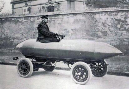 La Jamais Contente, el eléctrico que se convirtió en el primero coche en alcanzar los 100 kilómetros por hora.