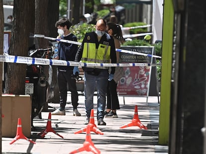 Agentes de la Policía Nacional ante la joyería de la calle de Ayala de Madrid donde se ha producido el atraco.