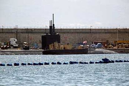 El submarino nuclear <i>USS Hampton</i>, atracado ayer en el puerto de la base militar de Gibraltar.