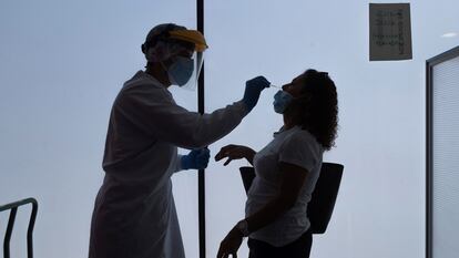 Un enfermero de urgencias del 061 realiza los test PCR en la sede del 061 en Zaragoza.