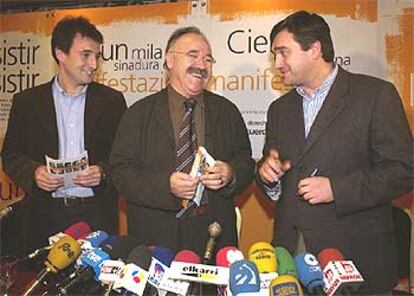 Carod Rovira, entre los miembros de Elkarri Gorka Espiau (izquierda) y Jonan Fernández, ayer en Bilbao.