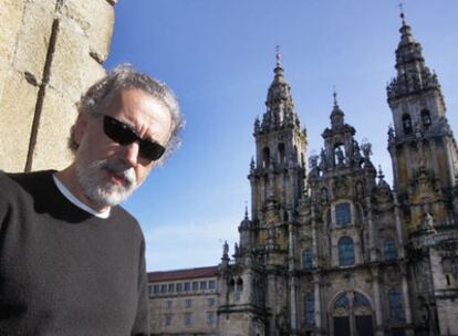 El director Fernando Trueba, ayer, en la compostelana plaza de O Obradoiro.