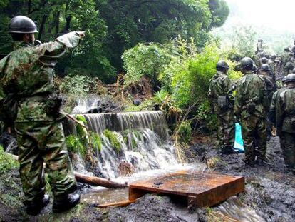 Soldados buscan a desaparecidos por las fuertes lluvias en Aso en una fotografía facilitada por el Ejército.