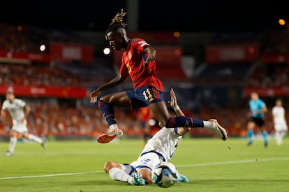 Nico Williams salta sobre Stelios Andreou durante el partido ante Chipre.