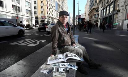Javier Marquerie, fotógrafo, posando en la Gran Vía de Madrid el pasado 14 de marzo.