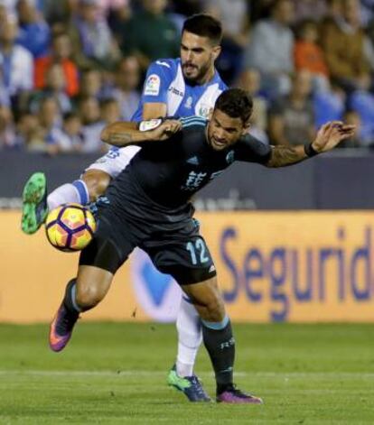 Pablo Insua pelea la pelota con William José, de la Real Sociedad