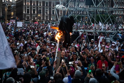 El muñeco de Norma Piña al ser prendido en llamas en el Zócalo, el 18 de marzo de 2023.