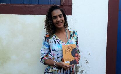 Anielle com seu livro na FLIP.