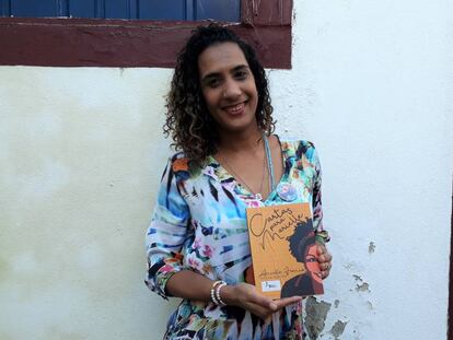 Anielle com seu livro na FLIP.