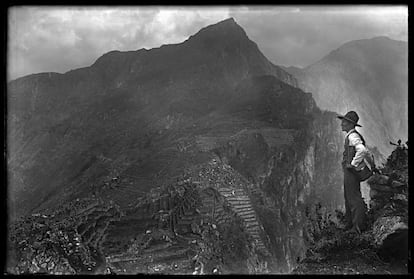 Martin Chambi en Machu Picchu en 1929.
