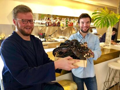 ARNAUD KERES Y CLÉMENT DE LA JONQUIERE, CON UNA BANDEJA DE BOGAVANTES, DELANTE DE LA BARRA DE LOBSTERIE / CAPEL