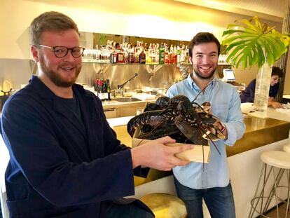  ARNAUD KERES Y CLÉMENT DE LA JONQUIERE, CON UNA BANDEJA DE BOGAVANTES, DELANTE DE LA BARRA DE LOBSTERIE / CAPEL