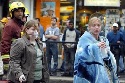 Los bomberos desalojan a los viajeros de la estación de Edgware Road.