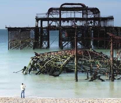 El muelle West Pier, en la playa de Brighton.