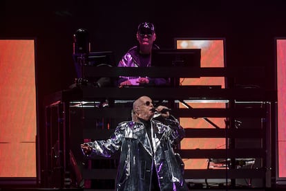 El dúo pop electrónico británico Pet Shop Boys durante el concierto de anoche.