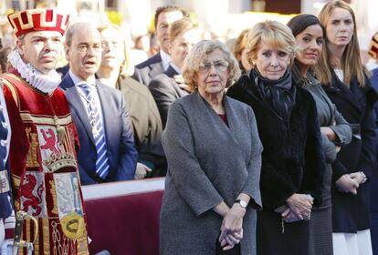 La alcaldesa de Madrid Manuela Carmena (i), junto a la portavoz popular en el Ayuntamiento, Esperanza Aguirre (3d), y la portavoz de Ciudadanos, Begoña Villacís (2d).