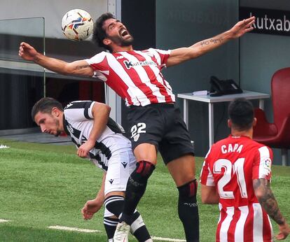 Raúl García (c) lucha por el balón con el centrocampista del Levante Bardhi.