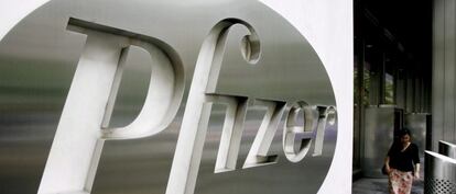 Foto de archivo tomada el 26 de junio de 2006 del logo de la empresa estadounidense Pfizer en la sede mundial de la compa&ntilde;&iacute;a en Nueva York (Estados Unidos).