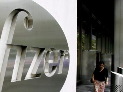 Foto de archivo tomada el 26 de junio de 2006 del logo de la empresa estadounidense Pfizer en la sede mundial de la compa&ntilde;&iacute;a en Nueva York (Estados Unidos).