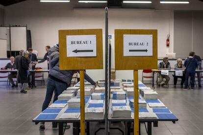 Interior de un centro de votaciones en Ayguesvives (Francia).