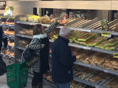 Expositor de pan en un supermercado de Mercadona