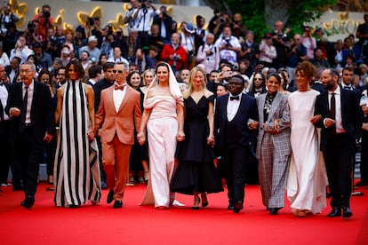 Juliette Binoche, de blanco en el centro junto al jurado de la Competición de Cannes: Hong Sangsoo, Halle Berry, Jeremy Strong, Alba Rohrwacher, Dieudo Hamadi, Payal Kapadia, Leïla Slimani y Carlos Reygadas.