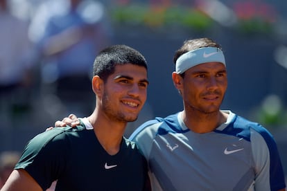 Los jugadores españoles, Rafael Nadal y Carlos Alcaraz, posan antes del comienzo del partido.